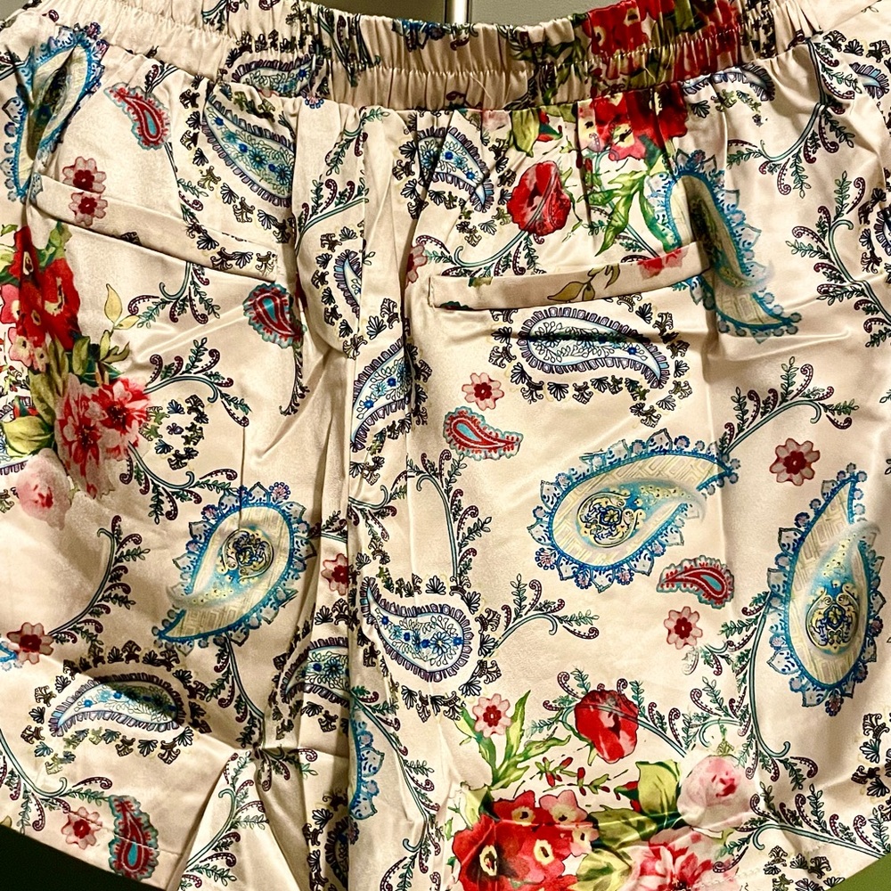 Umgee Floral Paisley Cream Women's Shorts, size L, NWT - Picture 13 of 13